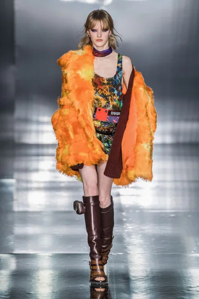 Look 16